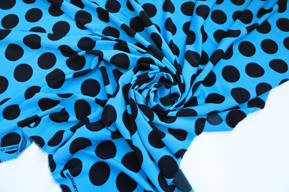 Вискоза голубая в черный крупный горох