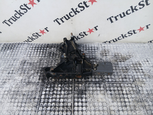 Кронштейн буксировочный левый