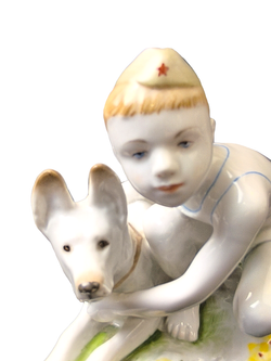 Фарфоровая статуэтка "Юный пограничник с собакой" ЛФЗ