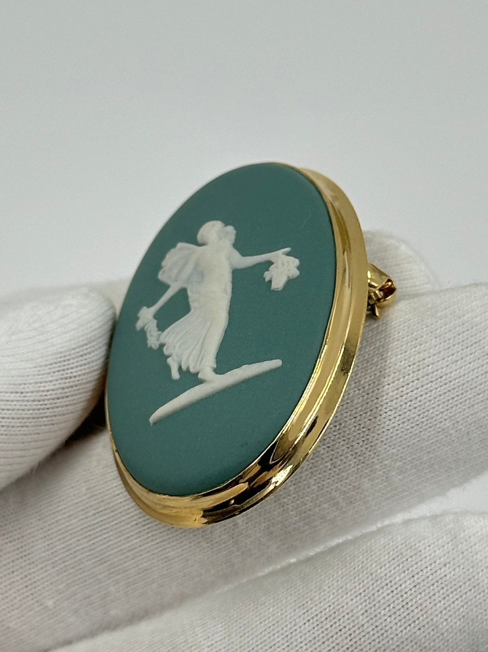 Брошь Wedgwood зелёная