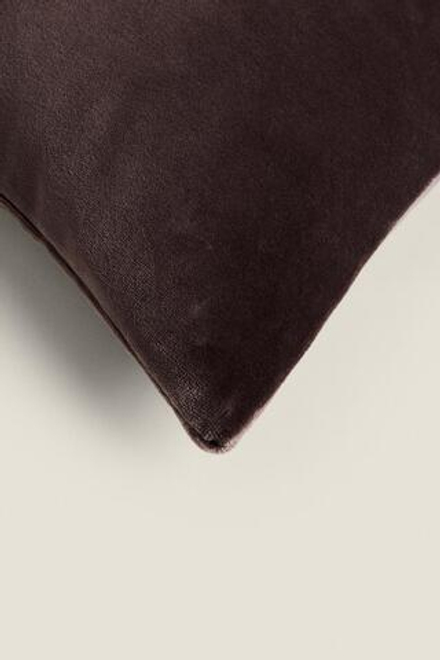 ZARA HOME БАРХАТНЫЙ ЧЕХОЛ ДЛЯ ДЕКОРАТИВНОЙ ПОДУШКИ, ШОКОЛАДНЫЙ