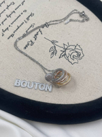 Колье серебристое с подвеской в виде трех колец с булавкой