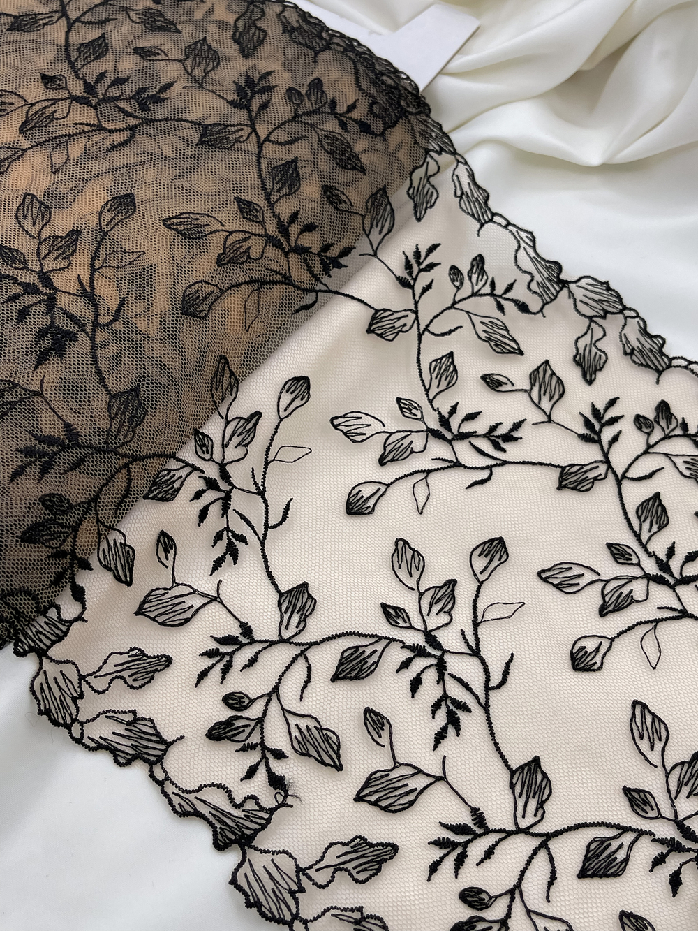 Кружево телесное с черными цветами бутоны