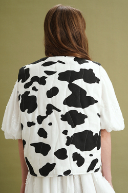 Жилет стеганый из джинсы с принтом "Корова"