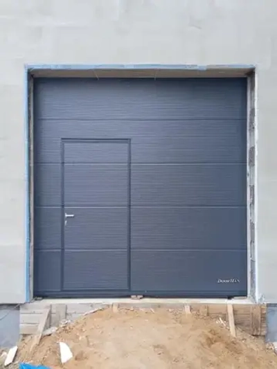 Секционные ворота с калиткой