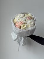 Букет сборный в кремовых оттенках размер S