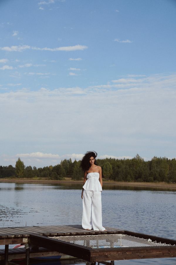 The pants linen white . Брюки из льна