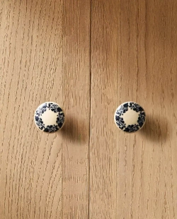 ZARA HOME НАБОР МЕБЕЛЬНЫХ РУЧЕК ИЗ КЕРАМИКИ «ЦВЕТОК» (2 ШТ.), СИНИЙ