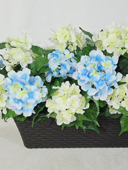 Искусственные цветы Гортензия бело-голубая 70см в балконном ящике ротанг