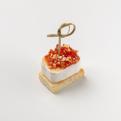 Бри на пшеничном тосте с вареньем из перцев 16 шт