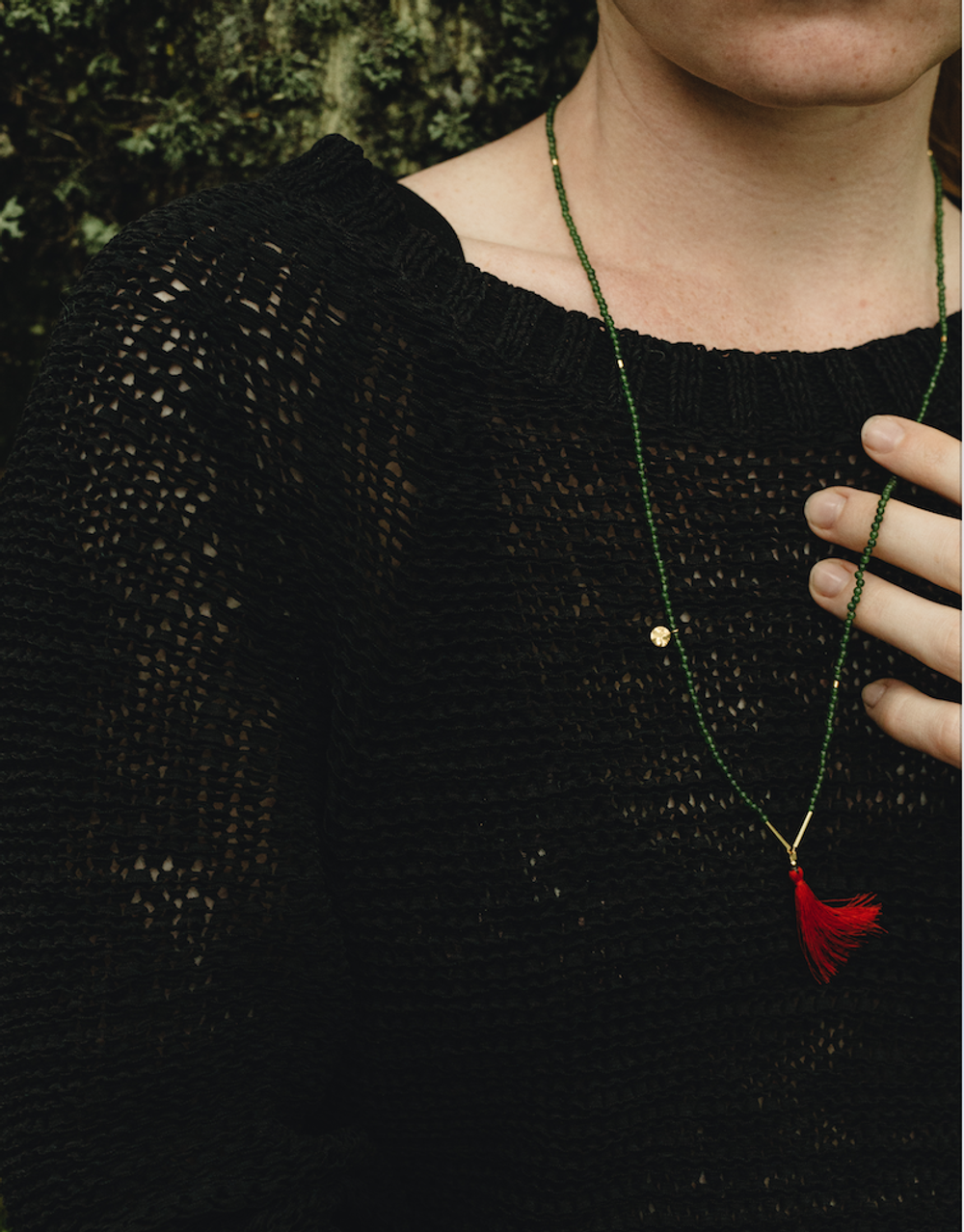 Подвеска из белого перламутра с красными кистями 65 см