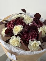 Букет из хризантемы бигуди, диантусов и эвкалипта