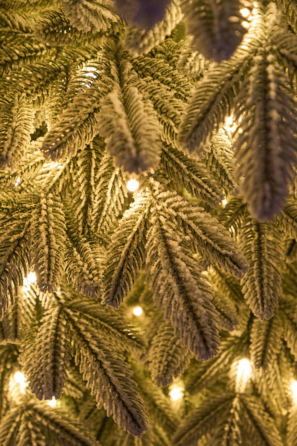 Ель искусственная заснеженная с лампочками Самарская