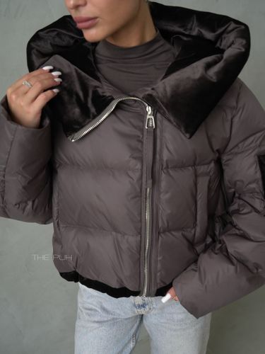 Шоколадный пуховик с бархатными вставками