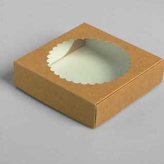 Коробка крафт с ажурным круглым окном 11,5х11,5х3 см (№13)