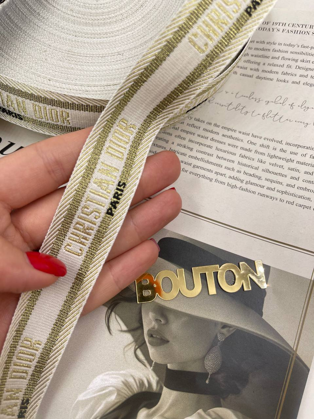 Тесьма Ди. 2,5 см жаккард белая-золотистая