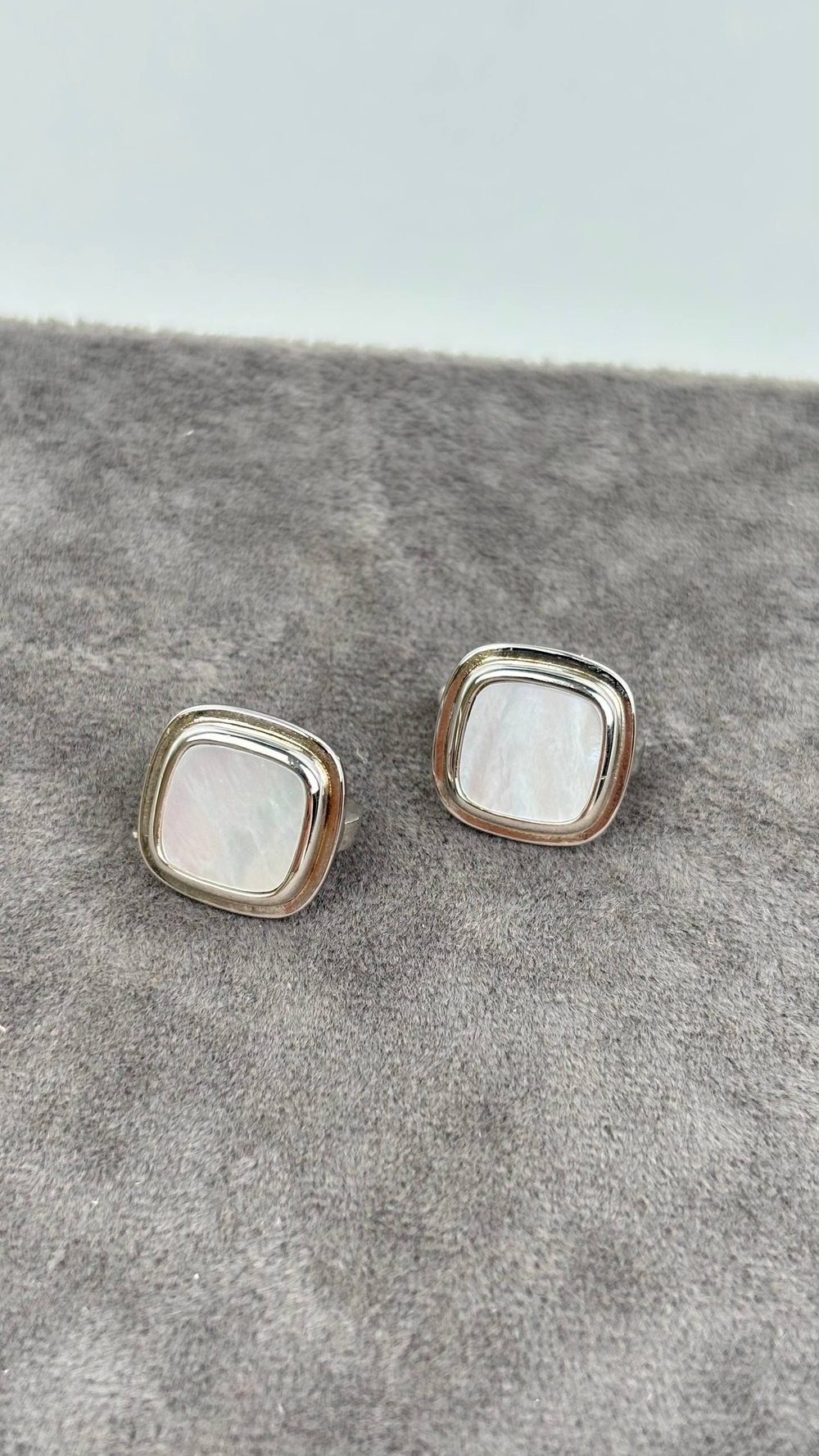 Серьги с перламутром на английском замке