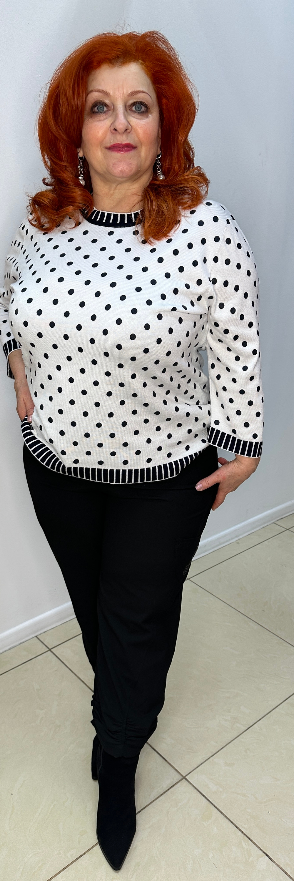 Белый джемпер в горошек