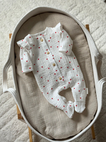 Комбинезон с рюшами и чепчик, Красные сердечки