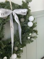 Новогодний венок в бело-серой гамме