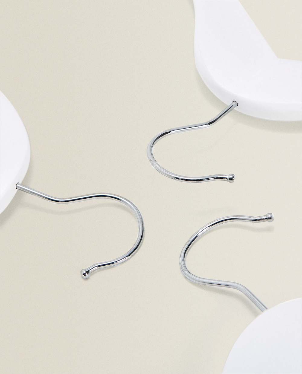 ZARA HOME ЛАКИРОВАННАЯ ДЕРЕВЯННАЯ ВЕШАЛКА (НАБОР ИЗ 3 ШТ.), БЕЛЫЙ