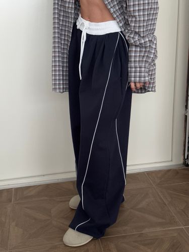 Темно-синие брюки с поясом и лампасами