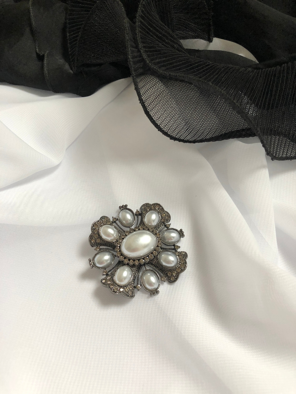 Брошь в винтажном стиле с кристаллами и серым жемчугом