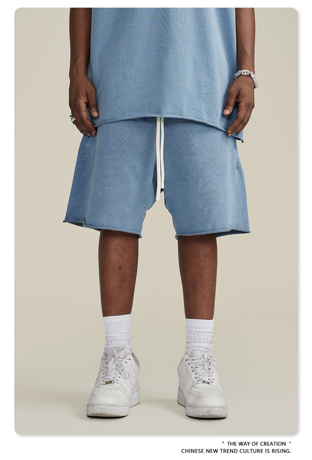 Костюм мужской футболка с шортами с эффектом потёртости.