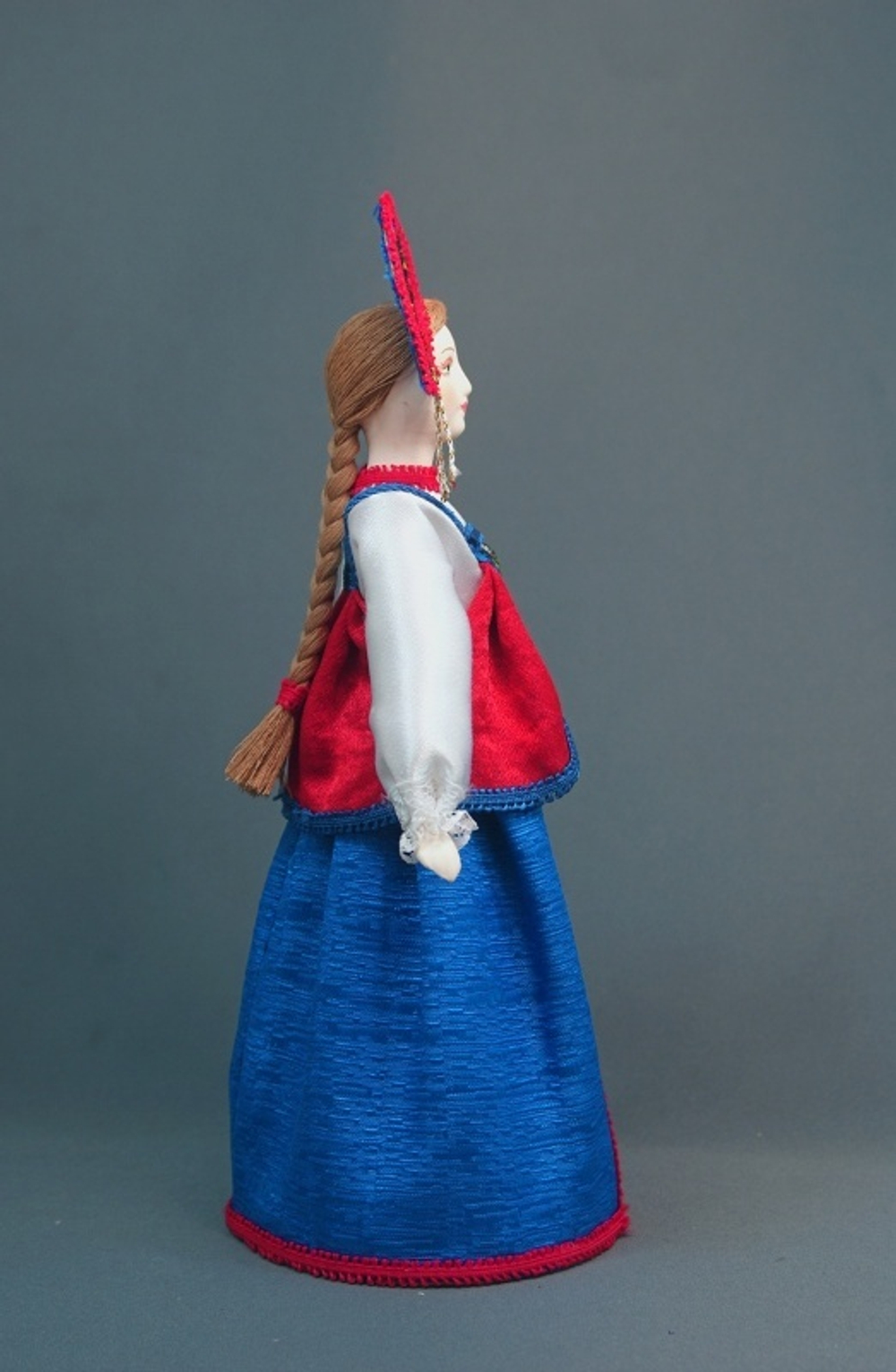 Кукла сувенирная фарфоровая. Нижегородская губ. Россия. Девичий праздничный костюм.