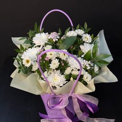 Сумочка с хризантемой и сортовой гвоздикой