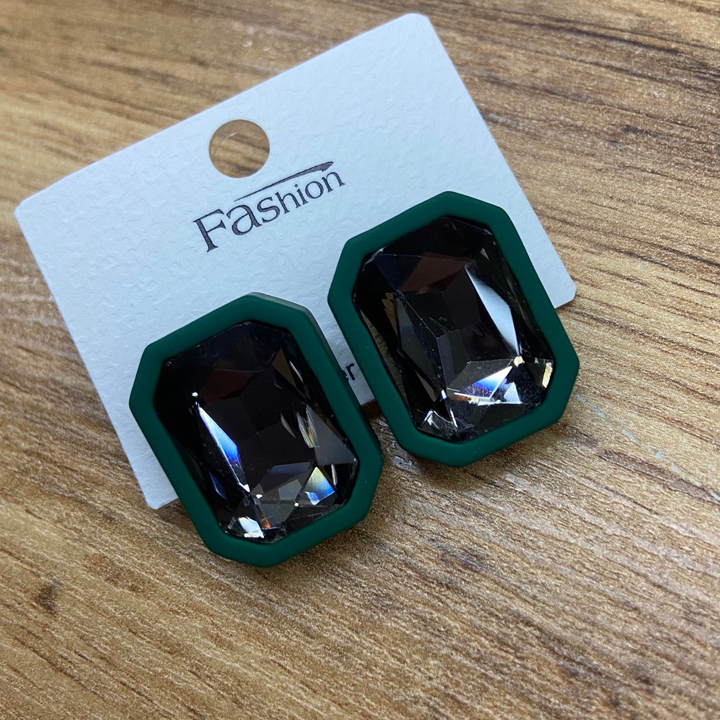 Серьги-гвоздики Fashion кристалл серый в оправе прямоугольник скошенный пластик цвет зеленый