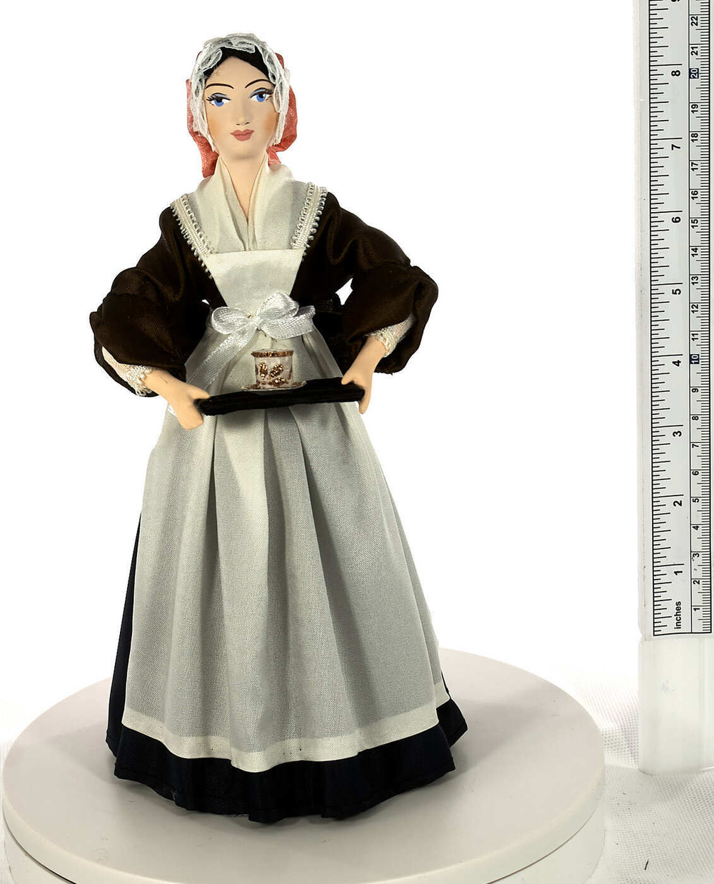 Фарфоровая кукла коллекционная  Костюм служанки 18 век Франция. Сувенир ручной работы