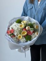 Букет из гортензии, кустовых пионовидных роз, амми и диантусов