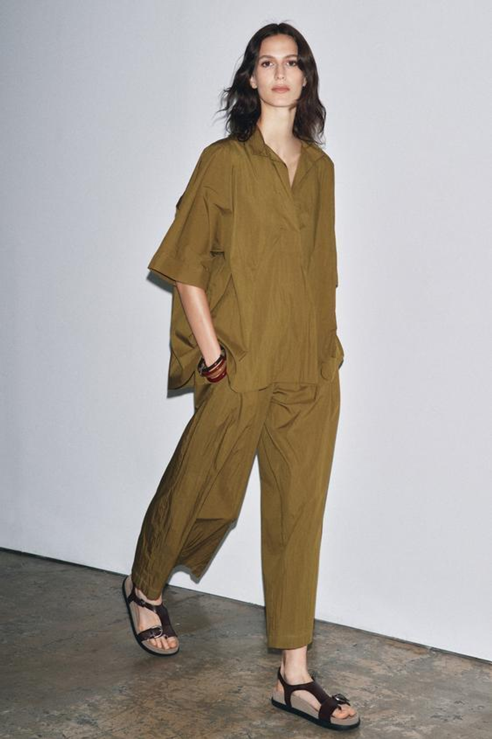 ZARA БРЮКИ ИЗ ПОПЛИНА С ЗАЩИПАМИ — ZW COLLECTION, ЦВЕТ ОЛИВКОВОГО МАСЛ