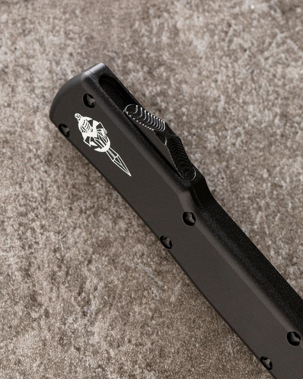 Автоматический складной нож Microtech UTX-70 Hellhound DLC Blade Signature Series 419-1DLCTS (черный-черный) фронталка/выкидуха