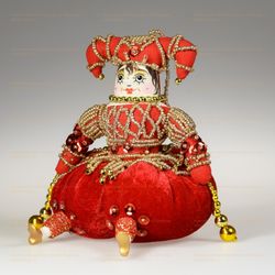 Бисерная ёлочная игрушка Клоун в двурогом колпачке