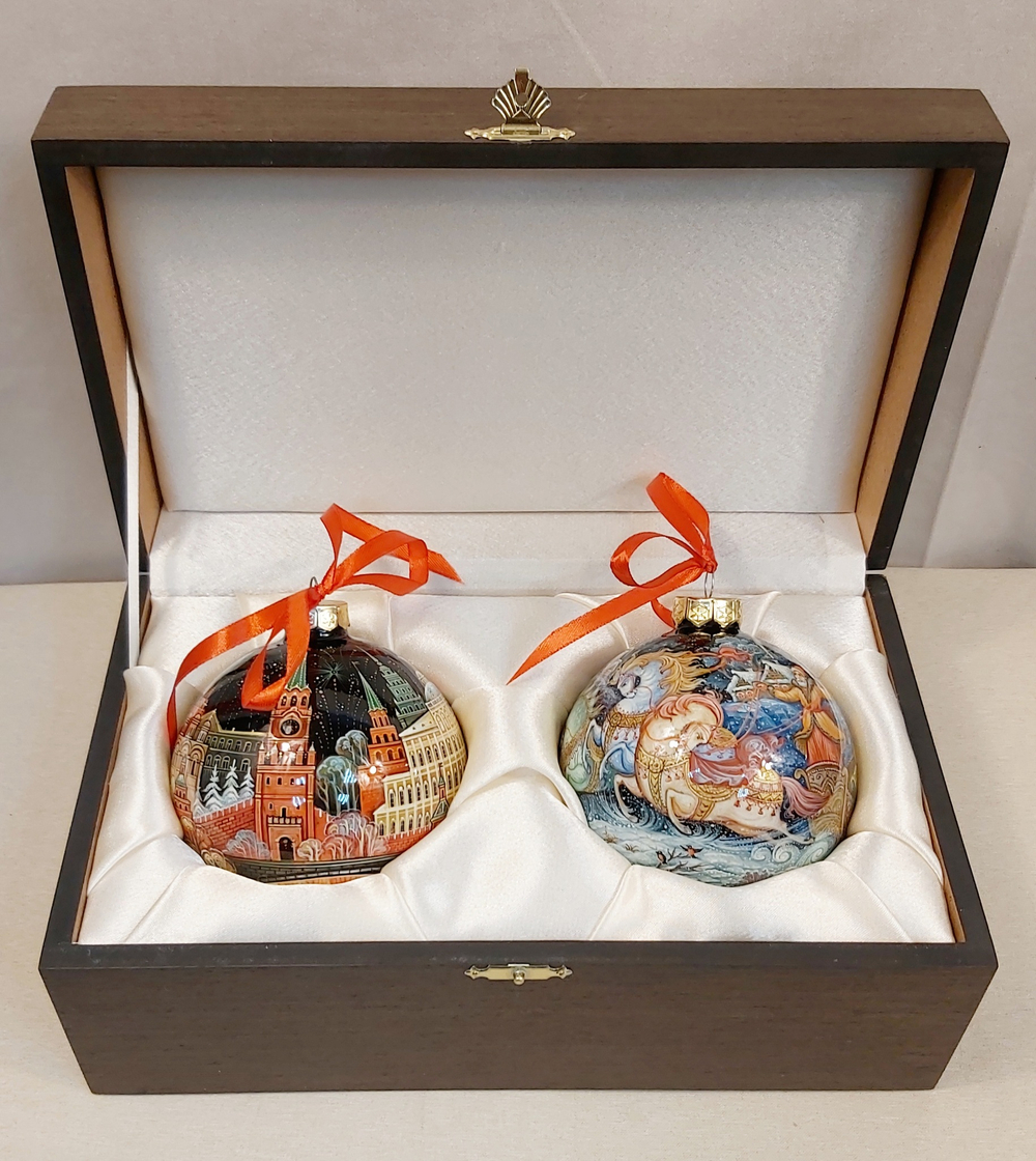 Набор новогодних шаров с полной росписью "Тройка" и  "Москва"