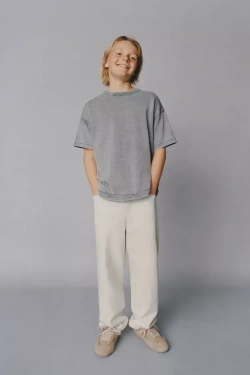 ZARA ФУТБОЛКА ИЗ ТКАНИ С ЭФФЕКТОМ ПОТЕРТОСТИ, СЕРЫЙ