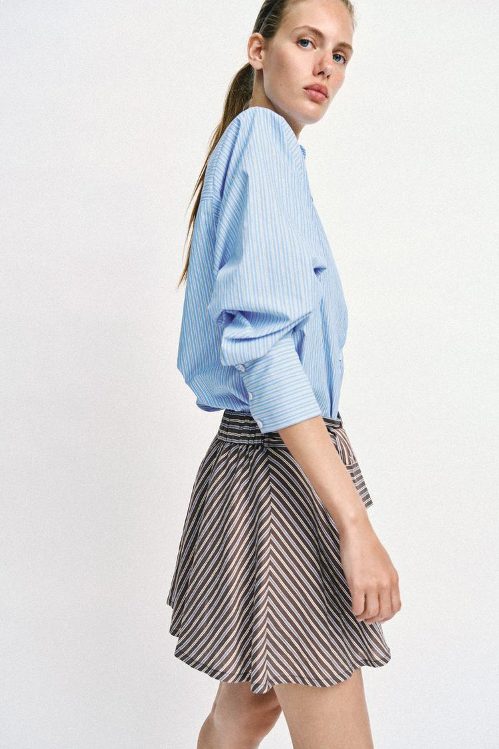 ZARA РУБАШКА ИЗ ПОПЛИНА В ПОЛОСКУ С ПОДПЛЕЧНИКАМИ, СИНИЙ/БЕЛЫЙ