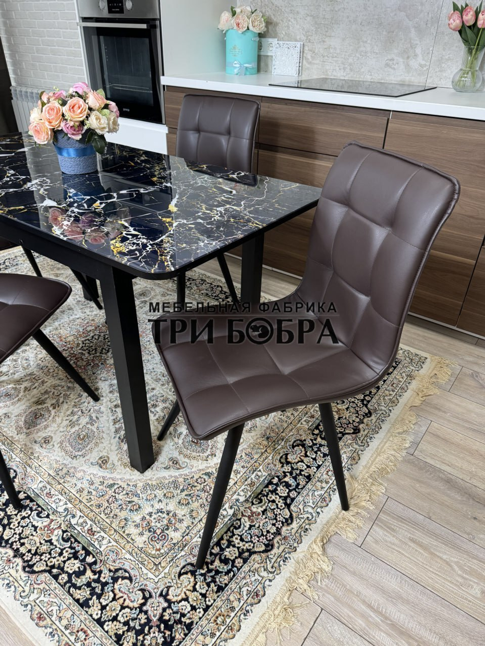 Стеклянный раздвижной стол "Черный мрамор" и стулья "ГУЧИ" коричневый
