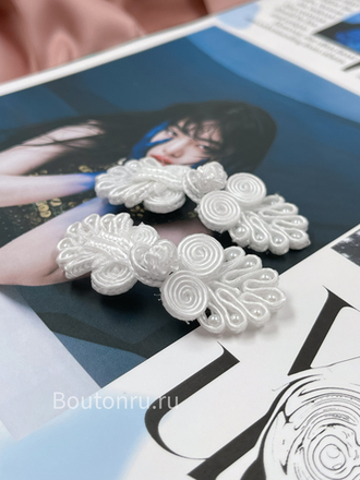 Застежка клевант плетеная с бусинами белая (китайская пуговица)