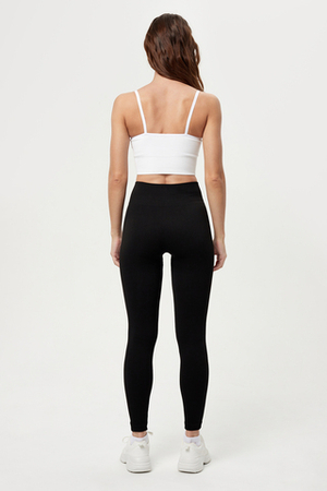 Топ бесшовный на бретелях в рубчик удлиненный