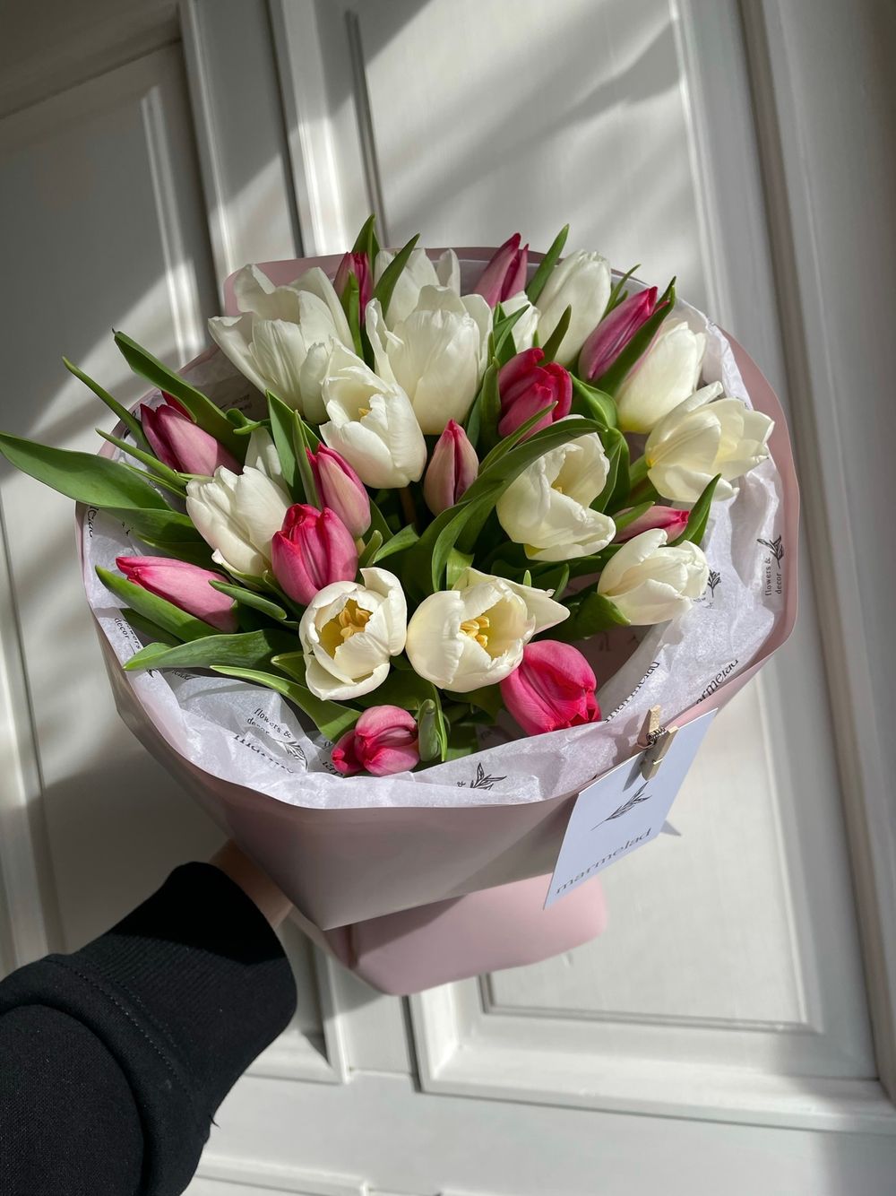 Букет из 25 белых и ярко-розовых тюльпанов