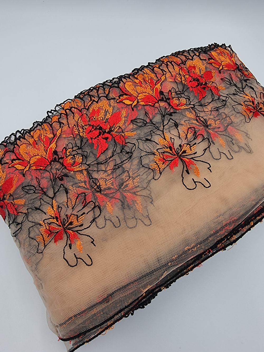 Вышивка на сетке бежевый/красно-оранжевый К798 правая 16 см