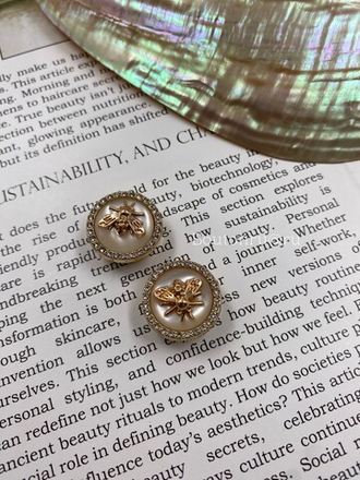 Накладка на пуговицу Гучч. Пчела белая