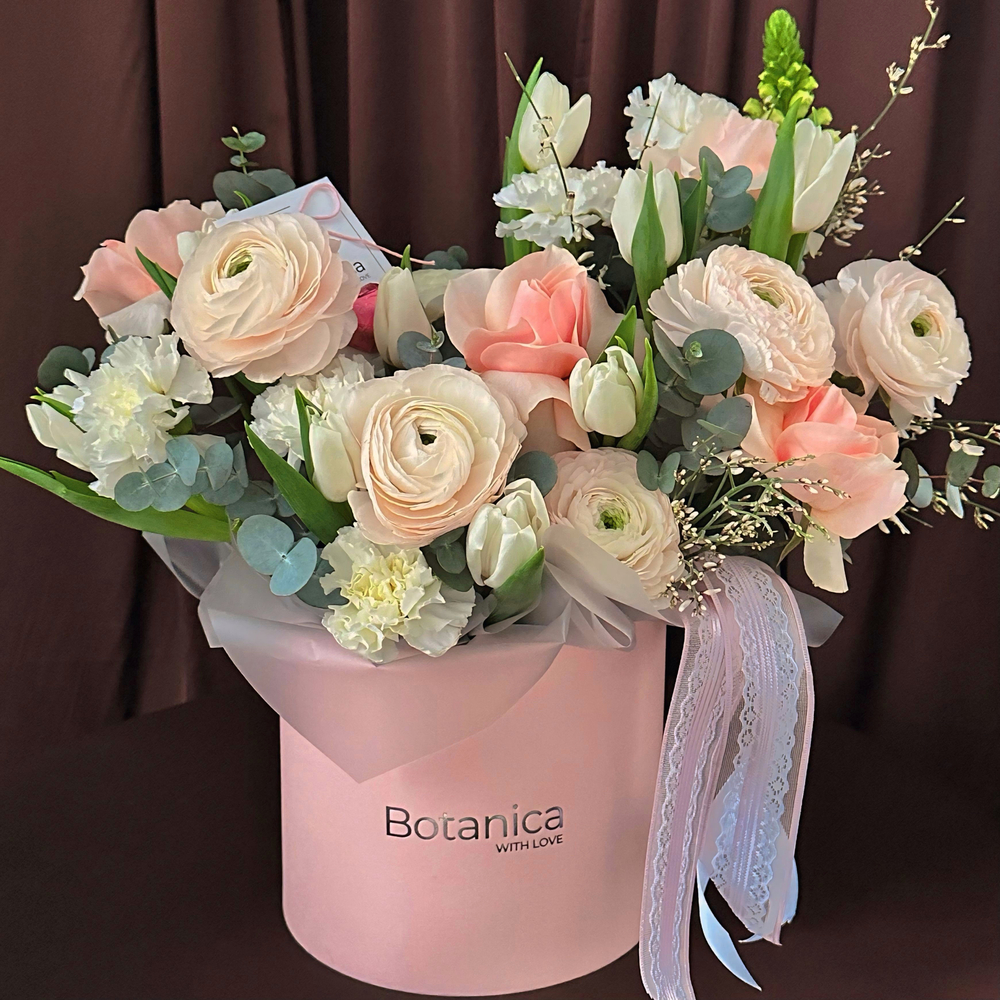 Цветочная композиция с тюльпанами и ранункулюсами