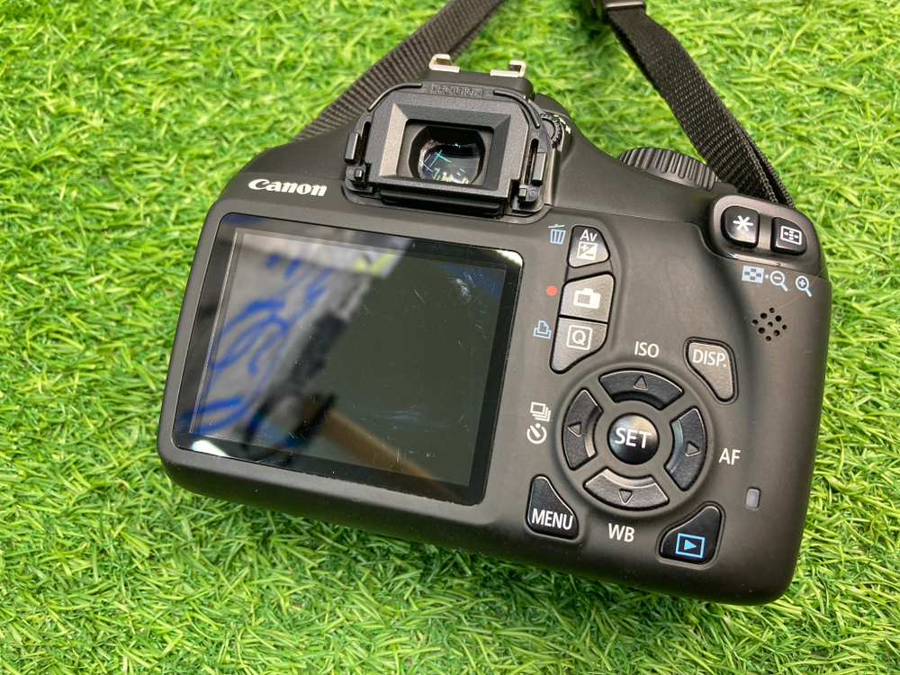 Canon 1100D kit 18-55mm IS ll 11.400 кадров