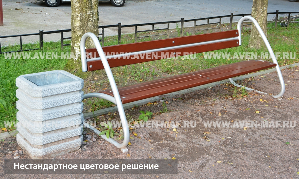 Скамейка на металлическом каркасе
