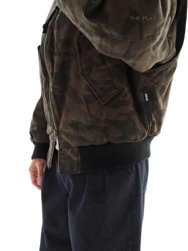 Утепленный бомбер с камуфляжным принтом