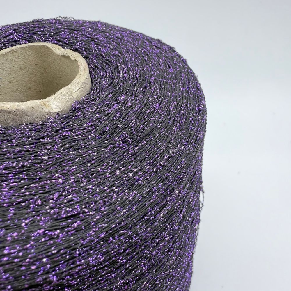 Пряжа Torcitura di Domasco QUARZO (55% па, 30% вискоза, 15% люрекс), 2200м/100 гр, фиолетовый на черной основе